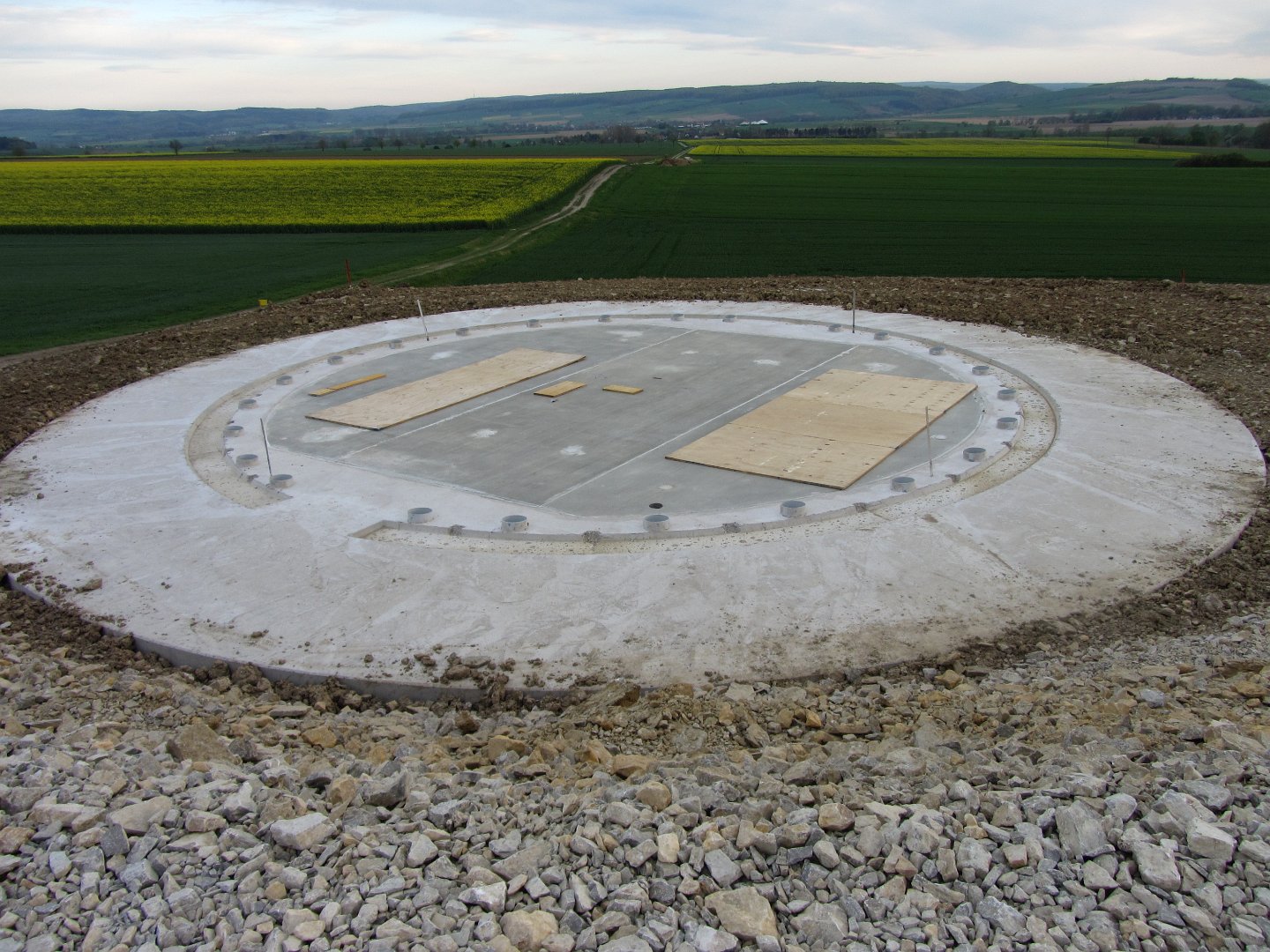 WEA Portenhagen-Luethorst 2014-04-17 - 08 Fundamentdeckel und Erdanfuellung